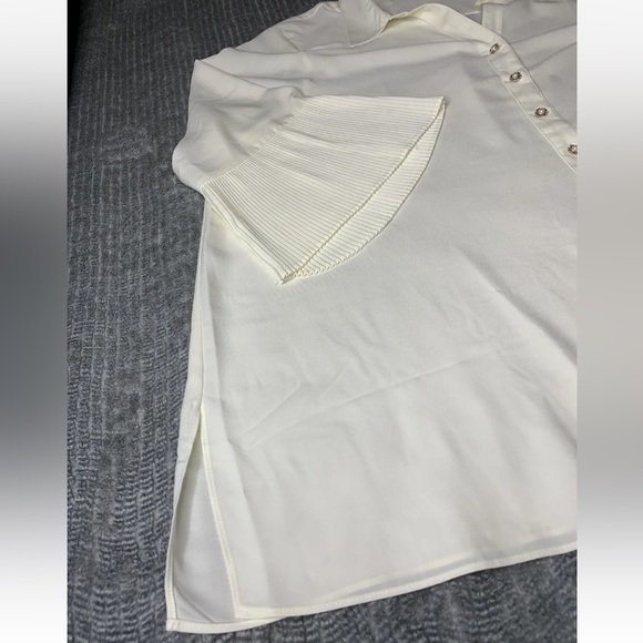 3/$30 NWT Avenue Size
22/24 Button Up Blouse 3/4
Pleated Kimono Style Sleeve - Picture 11 of 16